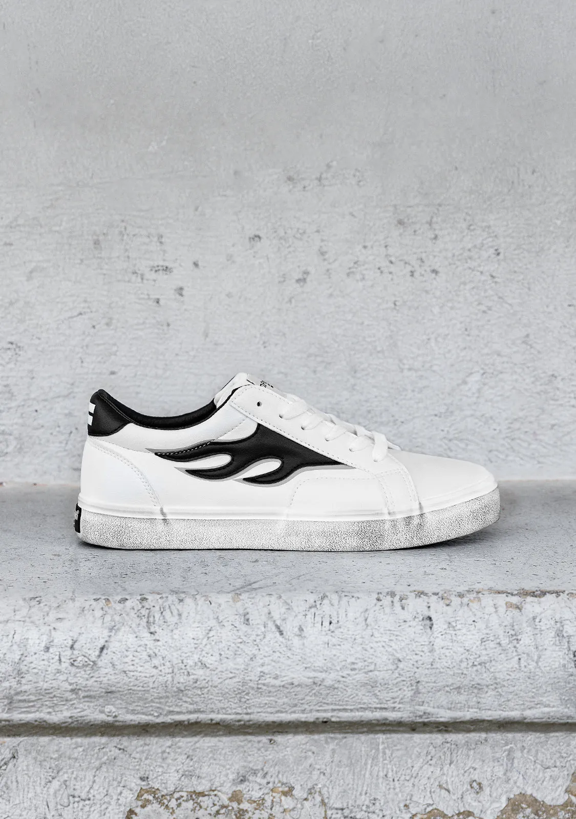 Echo Flame Nap White / Black