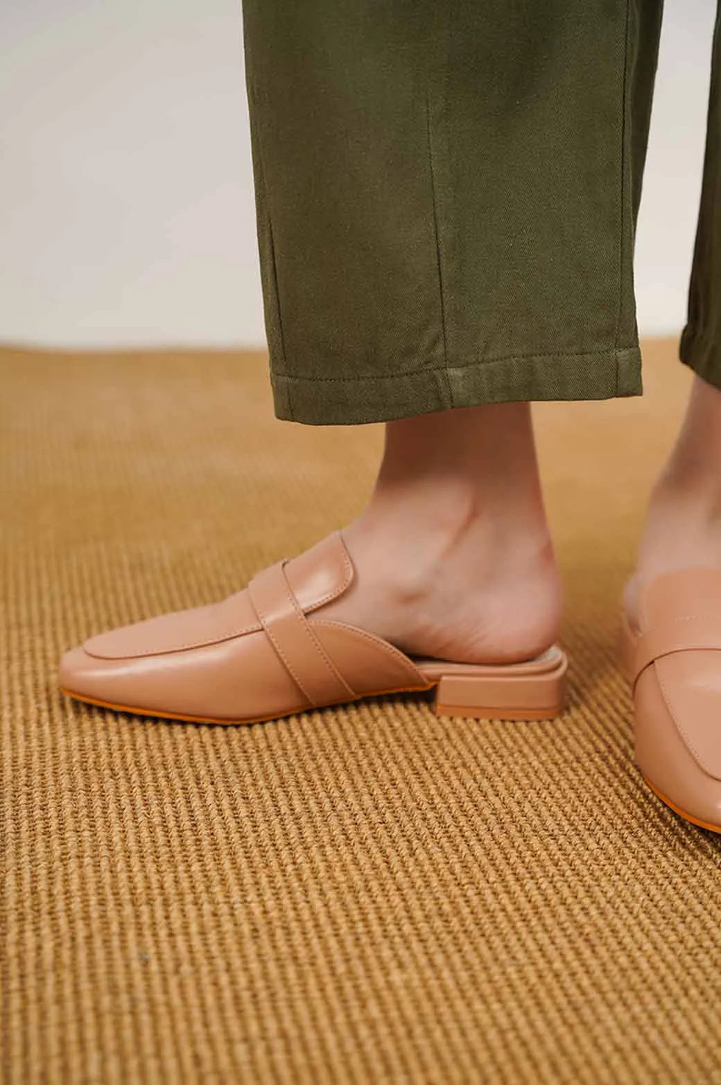 MINIMALIST MULES